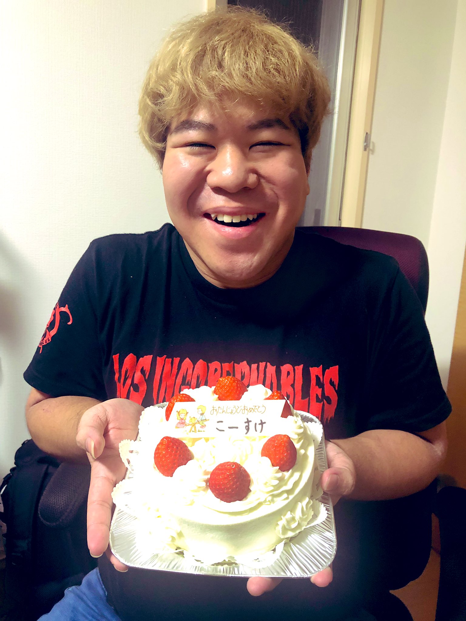 こーすけ こーすけ誕生日 最俺メンバーの反応 ヒラ これプレゼント おめでとう フジ ケーキ 買ってきたよ キヨ いい歳なんだから祝われてないっていって拗ねるなよ 大人になりな T Co T4a6ggbniv Twitter