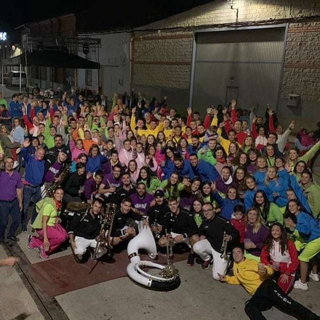 HOOOOOOLA MUY BUENAS NOTEROS Y NOTERAS DEL MUNDO VIRTUAAAAL🎵📱 Que tal el inicio de semana? Esperamos que muy bien y con las pilas cargadas🔋Aunque... no estamos seguros de si la gente de Peñaflor de Hornija estará descansada del todo... Estuvieron a t… ift.tt/2QftvBk