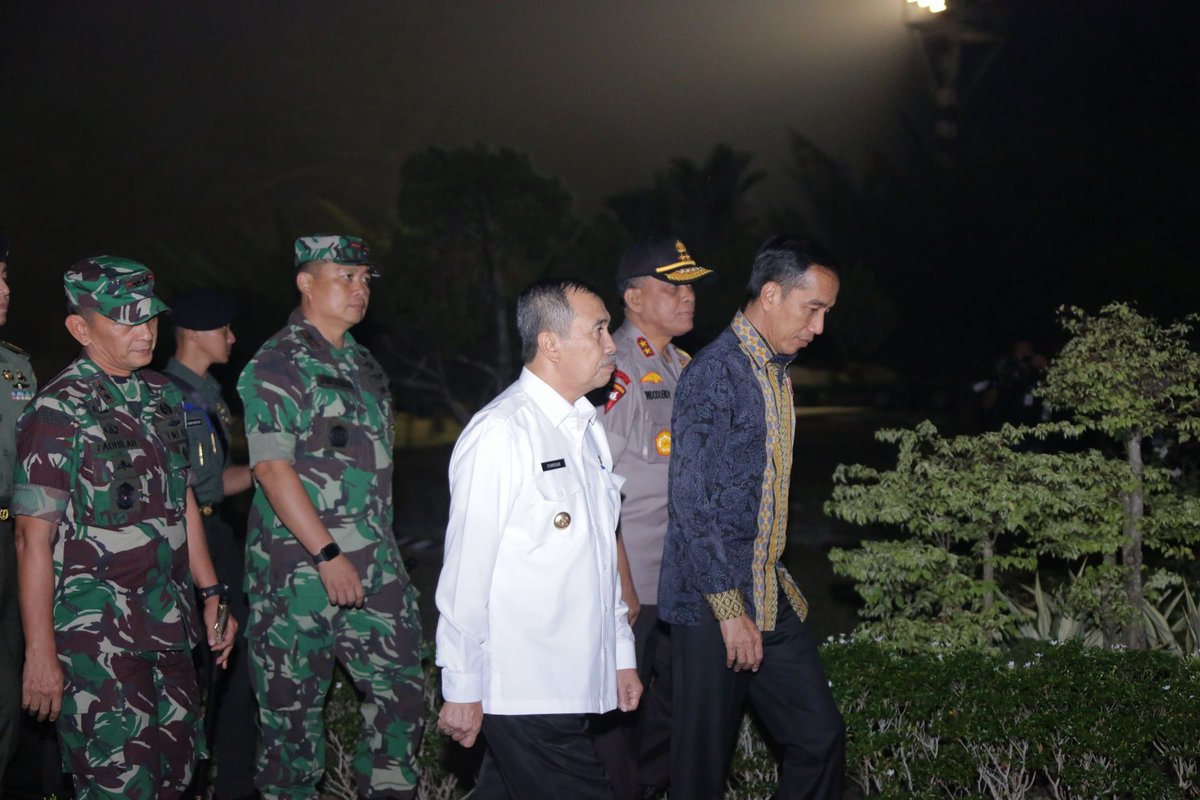 Presiden Joko Widodo mendarat dengan mulus di tengah kabut asap kebakaran hutan dan lahan atau karhutla di Bandara SSK II Pekanbaru pada pukul 18.30 WIB

#infoPKU #Pekanbaru