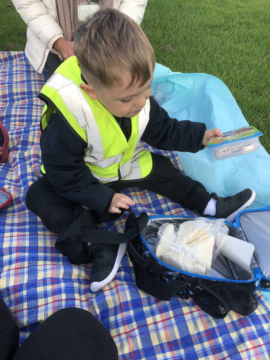 wlbeyc's tweet photo. Lovely lunchtime having a picnic at the park, discussing our surroundings in Bathgate and noticing the change in the fallen leaves 🍁 👫 #WLBEYC #BathgateCommunity https://t.co/tK1nYcjLuJ