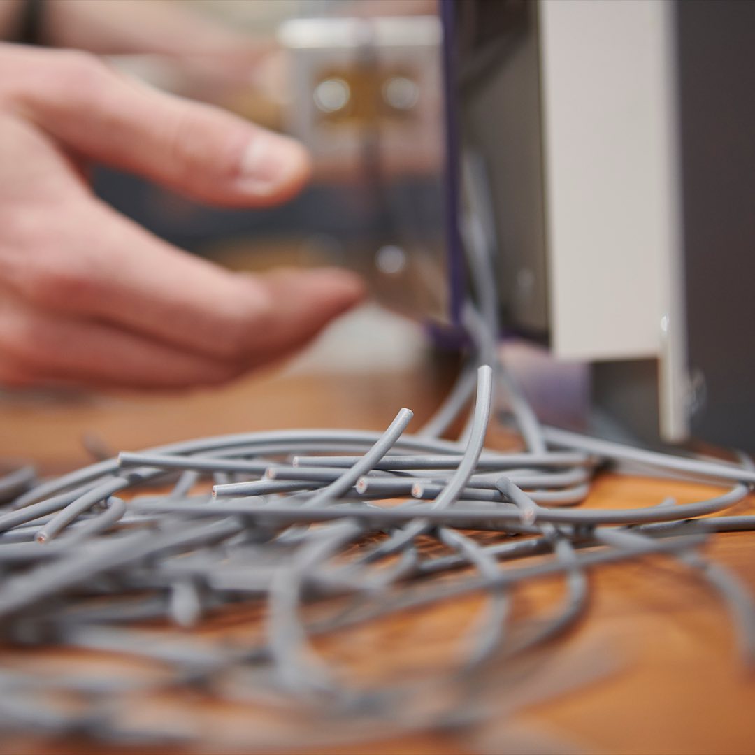 Rittal_ES's tweet photo. Sencillo procesado de #cables: Así es como se ve el pelado y el crimpado de cables en #ElektroLoescher, nuestro cliente de Alemania. #RittalAutomationSystems #RittalTechnology https://t.co/Axh4X9mkA5 https://t.co/cyI69ByuIB