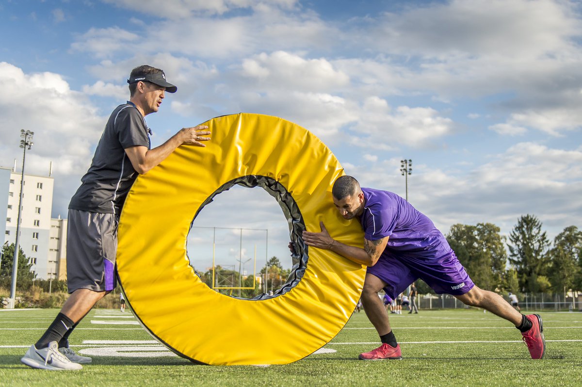 ViennaVikings's tweet photo. Zur Einstimmung auf unser großes #DaciaVikings #Tryout - Football & Cheer am 27.09. absolvierte #BoxChamp #MarcosNader vorab ein spezielles #Probetraining mit unserem HC Chris Calaycay.
Alles dazu sowie die Infos zu DEINEM Tryout auf 👉🏽 https://t.co/Jeewcksjsh!
#BleedPurple https://t.co/dSw8nSB0TV
