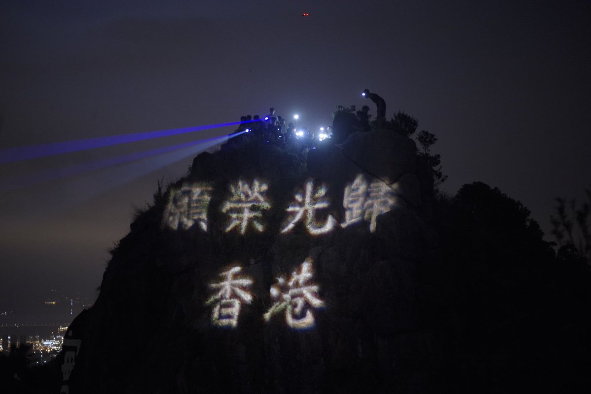 hkeng4's tweet photo. #HongKongProtesters Spent 6 hours. Carried a 20kg lighting equipment. Climbed up the lion head mountain. Flash “May the Glory Be To Hong King” and “SOSHK” on Lionhead for a few minutes each due to limited battery. #HKAddoil #HKprotests #SOSHK https://t.co/AzEeTbMz02