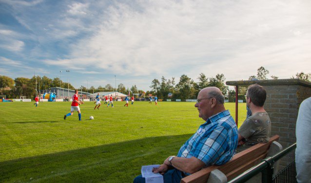 Niet uit het (voetbal)veld te slaan Nieuwe grasmat voor V.V. Hauwert Gerda Holla HAUWERT Voetbalvereniging Hauwert heeft een compleet gerenoveerd A-veld. De aanleg ging niet zonder slag of stoot maar... twib.in/l/LLqErkoeLGyd via <a href="/WestfriesWB/">WestfriesWeekblad.nl</a>