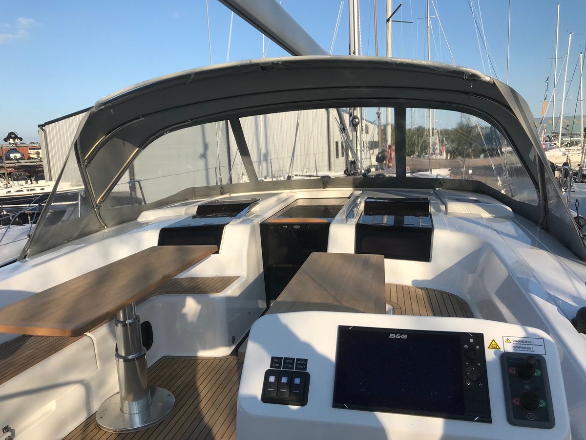 Tecsew_Ltd's tweet photo. Here we show The new Hanse 508 which has gone to the Southampton International Boatshow fitted with her Tecsew sprayhood.
This is a 3 bar design with leathered welded grab bar at the rear.
#sprayhood #sibs #hanse #hanseyachts #grabhandle https://t.co/3DYD7qoxX9