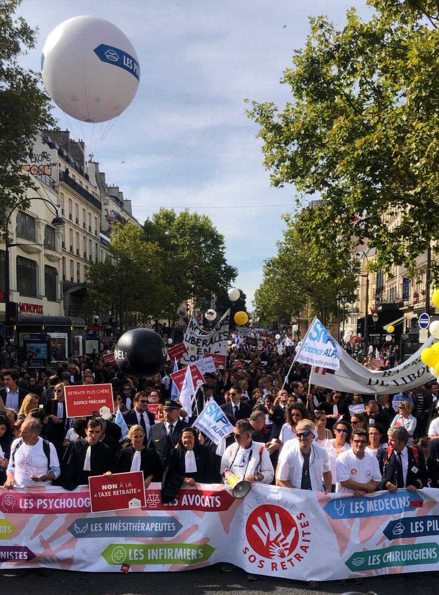 Avocats_Paris's tweet photo. #ReformeRetraites 
#SOSRetraite : Nous sommes plus de 20.000 ! 
#Avocats, Il est encore temps de nous rejoindre, nous sommes en route vers la Place de la  République ! #TouchePasAMaRetraite https://t.co/x5Hg44BmVf