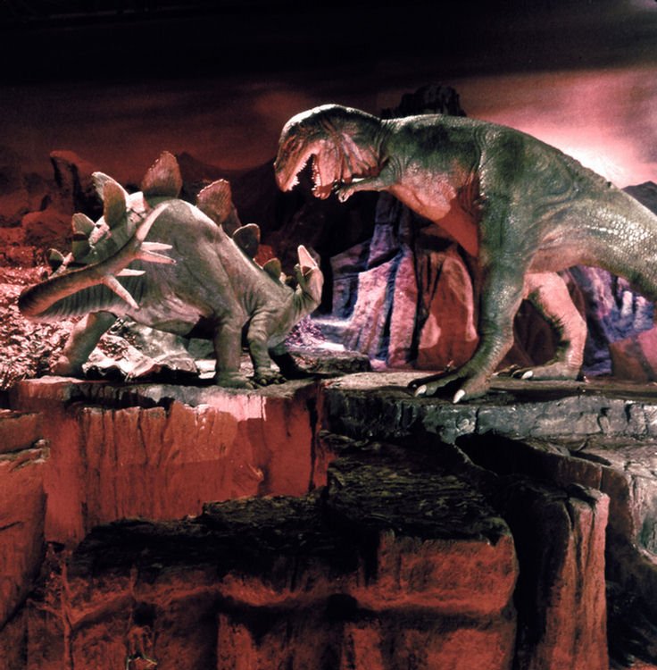 今泉友介 ディズニーランドのウェスタンリバー鉄道恐竜 クライマックスはファンタジアの再現でティラノサウルスだと思ってたら アロサウルス説もあってびっくり 確かにステゴと時代合わせるならアロなんだけども T Co 71oezo2exh
