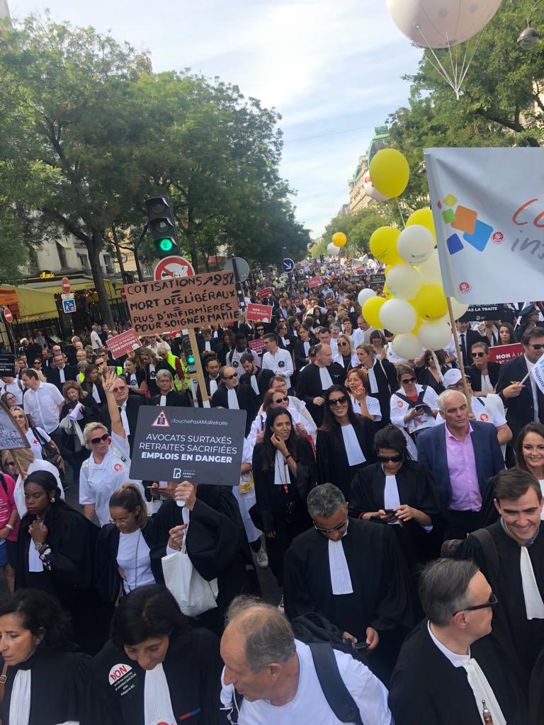 Avocats_Paris's tweet photo. #ReformeRetraites 
#SOSRetraite : Nous sommes plus de 20.000 ! 
#Avocats, Il est encore temps de nous rejoindre, nous sommes en route vers la Place de la  République ! #TouchePasAMaRetraite https://t.co/x5Hg44BmVf