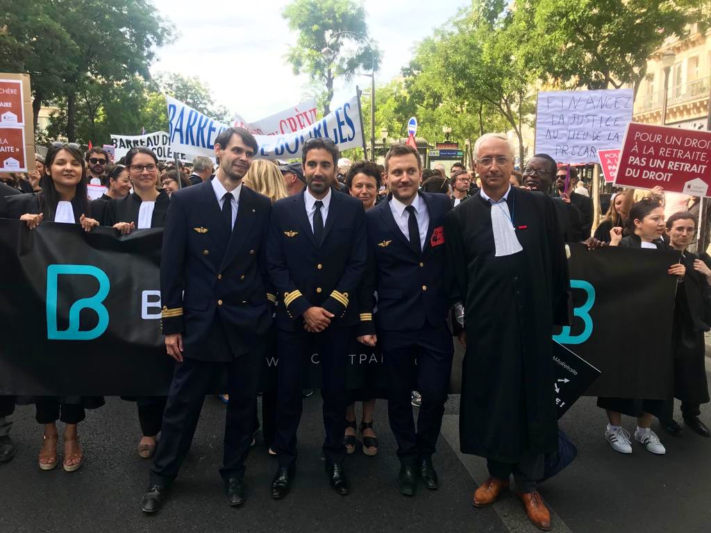 #ReformeRetraites 
#SOSRetraite : Nous sommes plus de 20.000 ! 
#Avocats, Il est encore temps de nous rejoindre, nous sommes en route vers la Place de la  République ! #TouchePasAMaRetraite