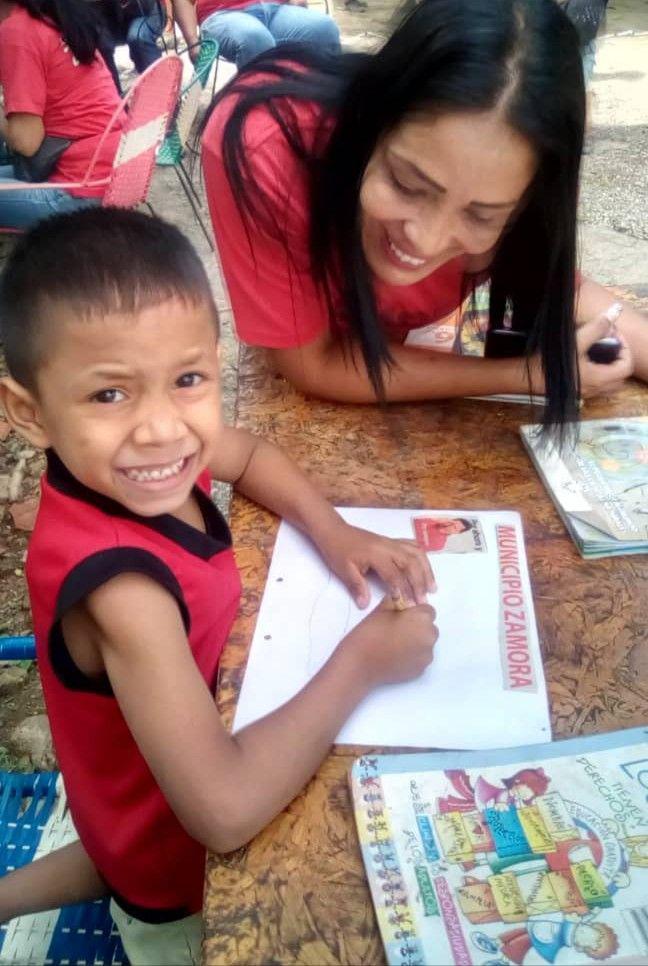 #AClasesConAlegría Nuestras escuelas y simoncitos están listos para recibir a la muchachada que se forma para consolidar la Venezuela Potencia. @psuvaristobulo <a href="/NicolasMaduro/">Nicolás Maduro</a> <a href="/RosangelaOrozco/">Rosangela Orozco</a> <a href="/EdwinRojasM/">Edwin R</a> <a href="/karsanc/">karenly Sanchez N.</a>