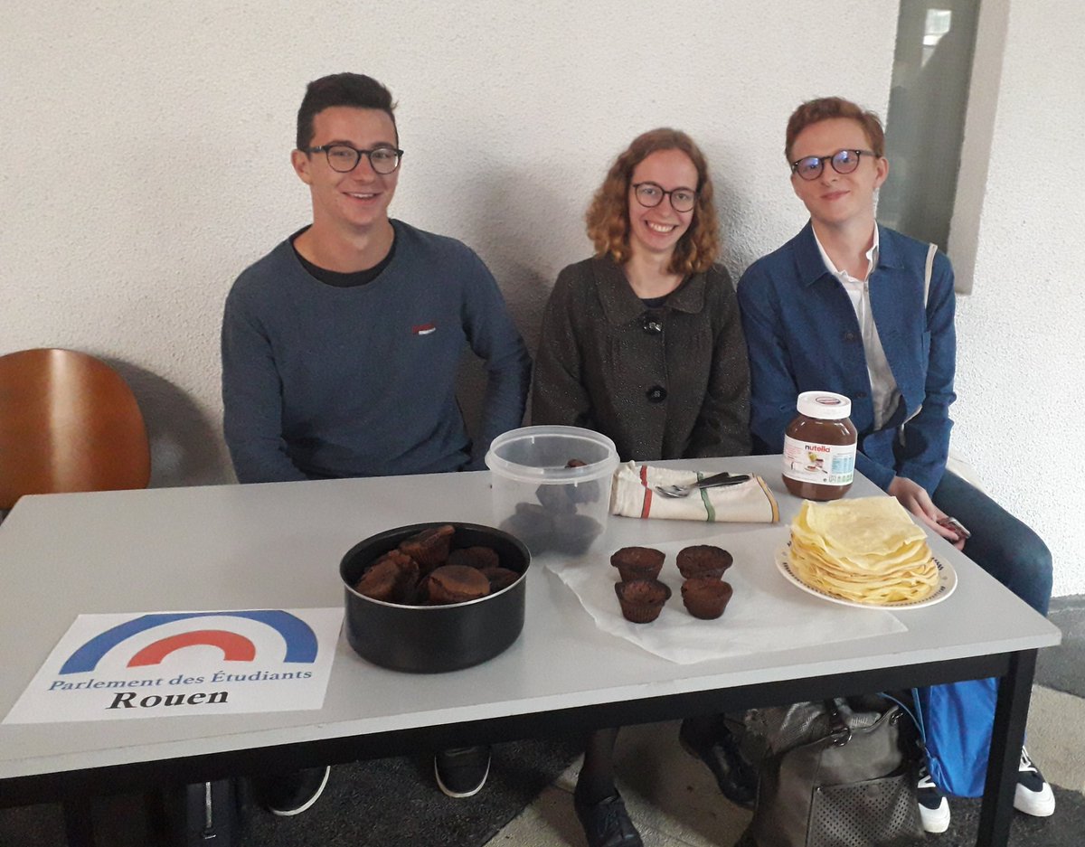 PErouen's tweet photo. Le bureau vendait des gâteaux et crêpes ce matin à l' @univrouen à la fac de Lettres 💪 

#Rouen https://t.co/244kUnZBDE