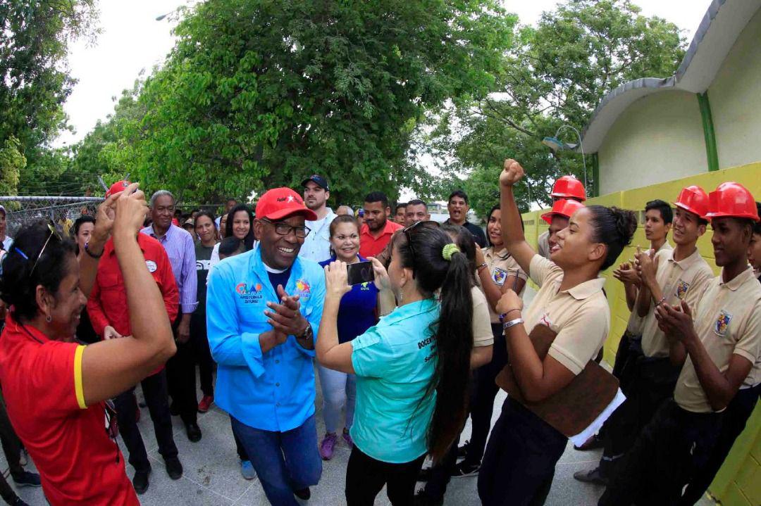 #AClasesConAlegría El Gobierno Bolivariano garantiza el acceso, permanencia y prosecución de nuestros niños y niñas en el sistema educativo. ¡La educación es un derecho humano y deber social! @psuvaristobulo <a href="/NicolasMaduro/">Nicolás Maduro</a> <a href="/RosangelaOrozco/">Rosangela Orozco</a> <a href="/EdwinRojasM/">Edwin R</a> <a href="/karsanc/">karenly Sanchez N.</a>