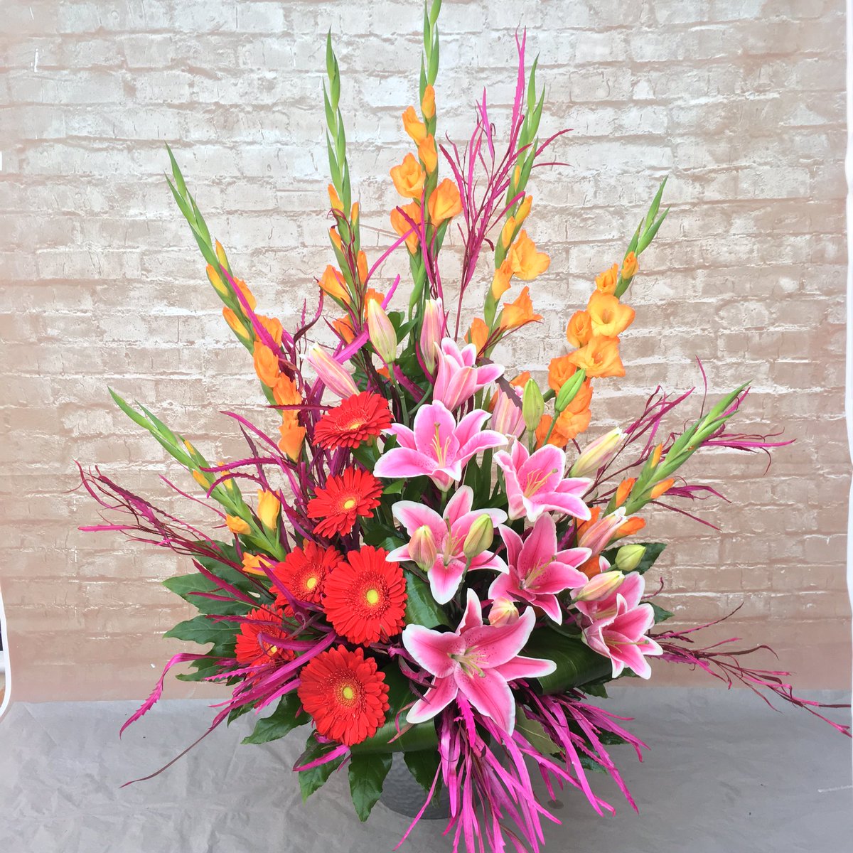 aziaticsuk's tweet photo. Brighten up your office space with bespoke #freshflowers To find out more details drop us a message or give us a call 📞
#onlineflorist #florist #surreyflorist #corporateflowers #eventflowers #chertsey #shepperton #wraysbury #staines #virginiawater 01784652012  #aziaticsflowers https://t.co/0u2mE5bj2X