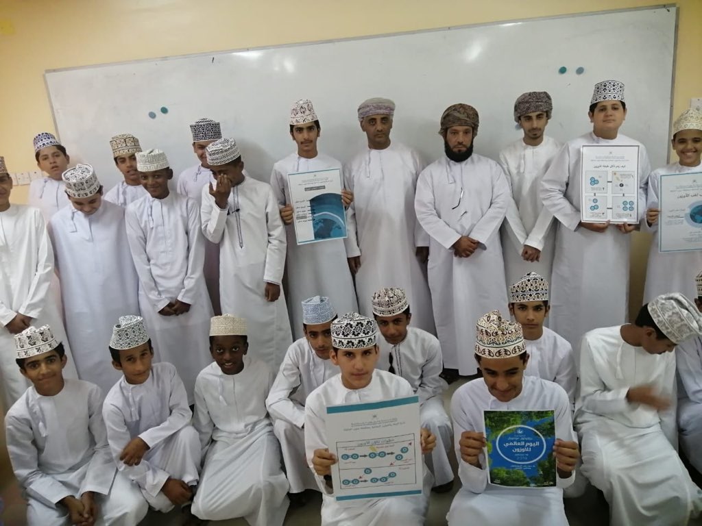 نفذت إدارة البيئة والشؤون المناخية بمحافظة جنوب الباطنة
محاضرة بيوم طبقة الأوزون الذي يصادف 16 من سبتمبر من كل عام بولاية المصنعة بمدرسة الشيخ سعيد بن محرز النزوي للتعليم الأساسي حيث تحدث في الورقة الأولى
الفاضل / سالم بن سيف الصولي تحدث عن طبقة الاوزون