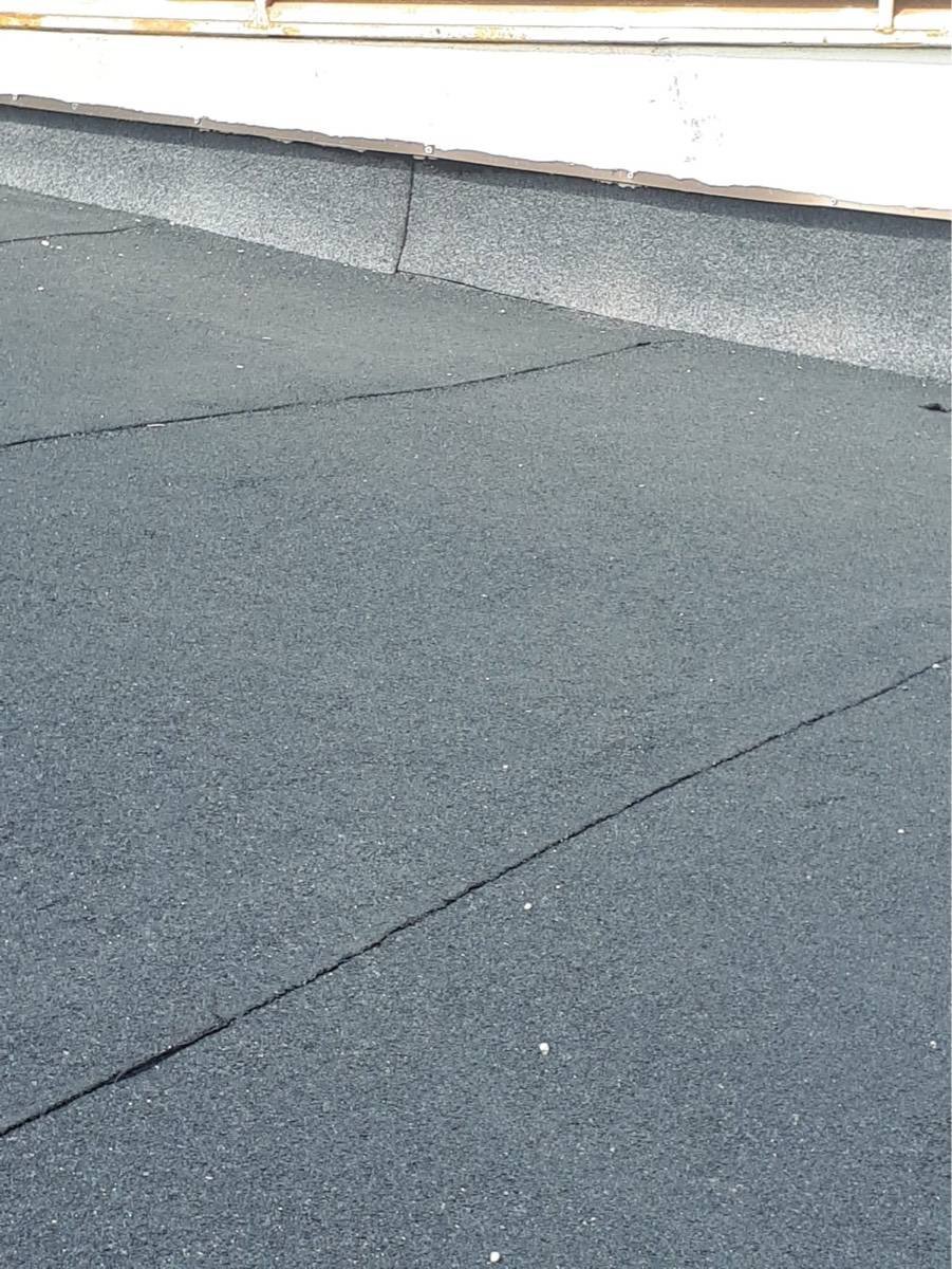 Trabajos en cubierta; ejecución de capa de mortero en parte superior teja, colocación de aislante e impermeabilizantes (en rollos) @ChovA_SA  #aislantes   .Refuerzo de viguetas  por la parte inferior con varillas corrugada de fibra de vidrio.#valència @CAATValencia @Desproval