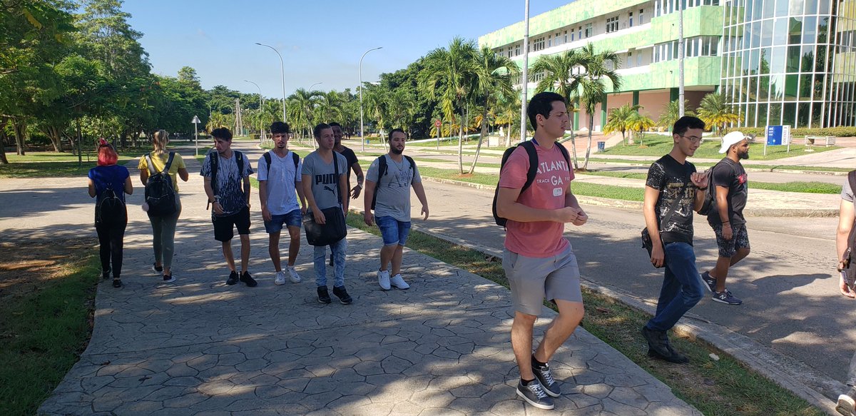 Así se ven las calles y aceras de nuestra Universidad este lunes. Estudiantes, profesores y trabajadores en su ir y venir habitual hacia las actividades docentes y productivas. Seguimos conectados al futuro...¡conectados a la #Revolución! #VamosPorMás #SomosCuba @WalterBG_uci