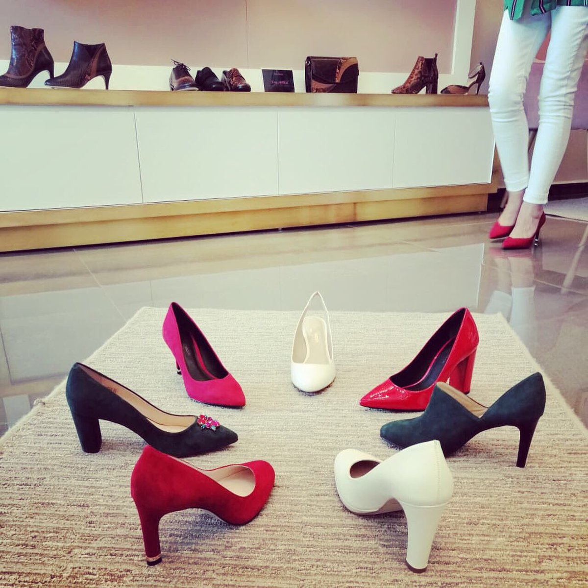 aiguille_talon's tweet photo. Felices fiestas patrias!!! 👠💚❤️🥳🎉✨
#vivelaexperienciatalon #lovemypéchés
#talonaiguille #péchédamour #designparis #itshoes #pumps #boots #slimback #verdeblancoyrojo #leather #quality #confort #itbag #mujerdehoy #femmetravel #staytunedtaloninpuntosur #talonaiguilleenpuntosur https://t.co/gbp78NyDW8
