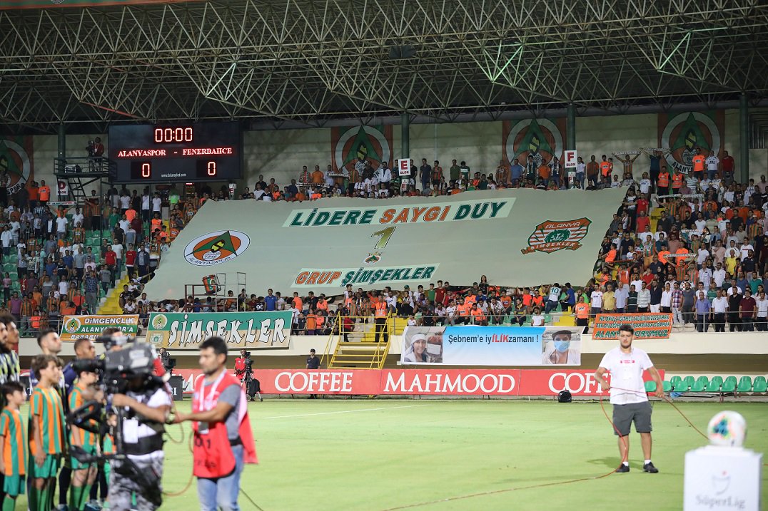 futbolarena's tweet photo. 📸 Alanyaspor tribünlerinde maç öncesi açılan pankart:
🗣 "Lidere saygı duy" https://t.co/EuwYYIEMXr