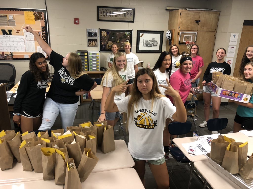 NeoshoGBB's tweet photo. Thank You so much to all of the local citizens/businesses for making our sack-lunch fundraiser a huge success this year! Girls had a great time together on their day off from school. Special Thank You to @bowers_missy &amp; @ValleyGirl1994 for all the work! 💪🏽😬 https://t.co/pQInVatjPi