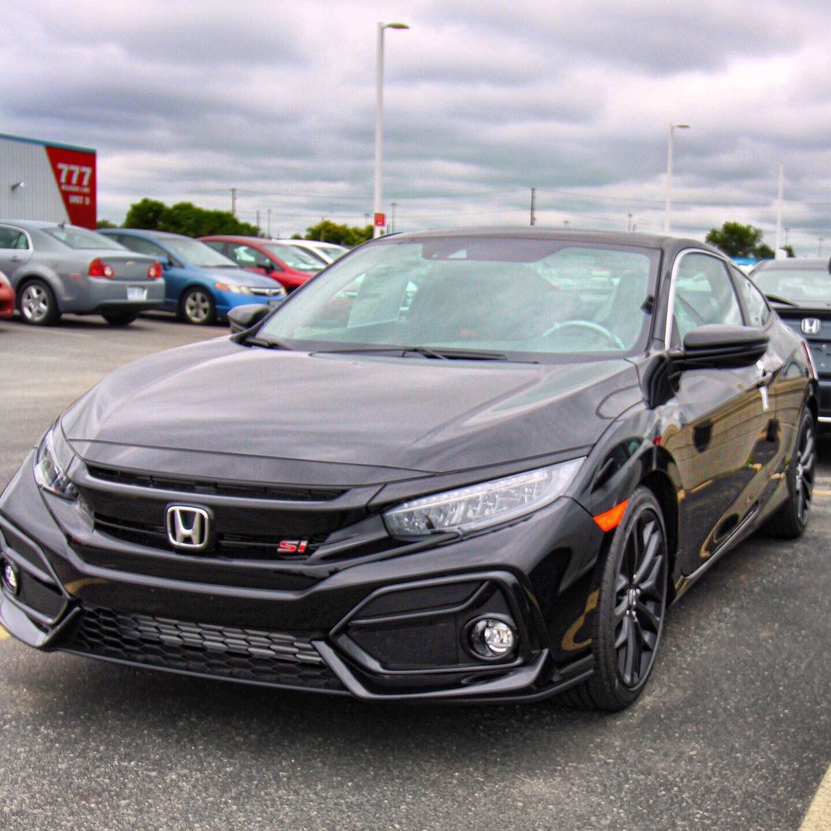 HaltonHonda's tweet photo. Our first 2020 model year arrival! Introducing the refreshed 2020 Civic Coupe Si!
#newcarmonday #mondaymotivation #hondacivic #civicnation #Mississauga #civicsi #civicracing #hondaracing #burlon #hamon #oakville #miltonon #stcatherines #new #waterdownontario #2020models https://t.co/ZlETZE3PSw