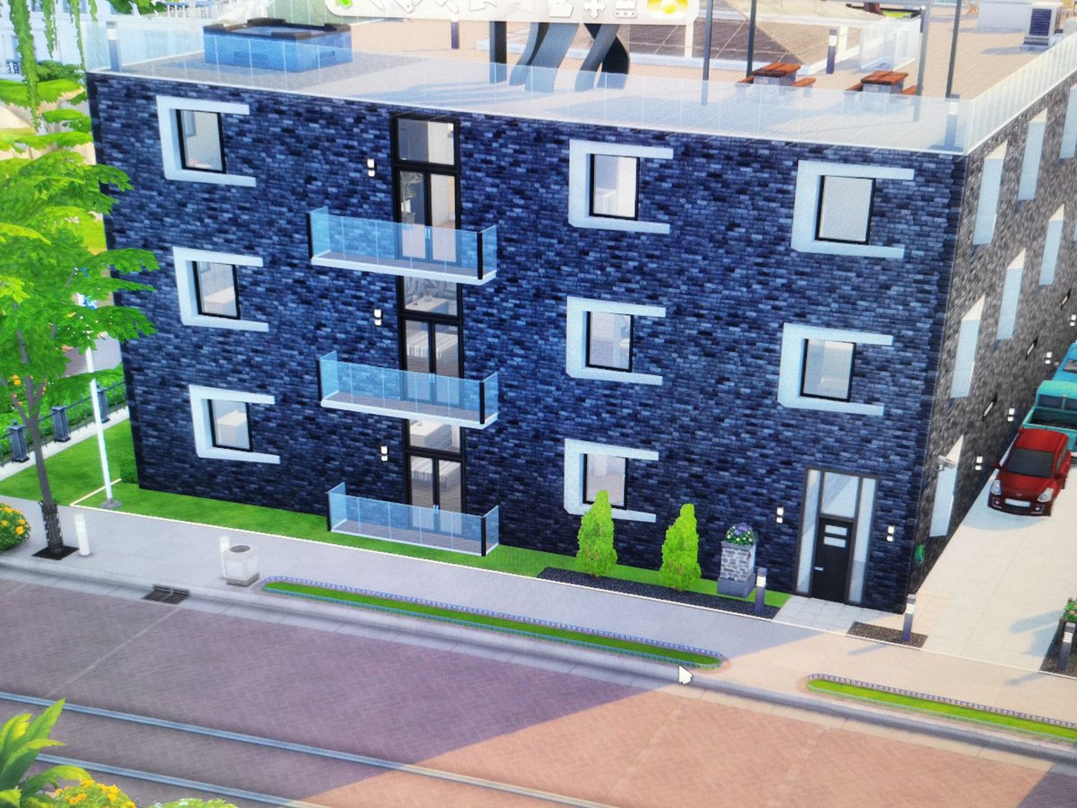 tomas_technerd's tweet image. Monday evening. Time to continue on my #TheSims4 build :)
(I don&apos;t usually take a picture of my screen, but this time...)