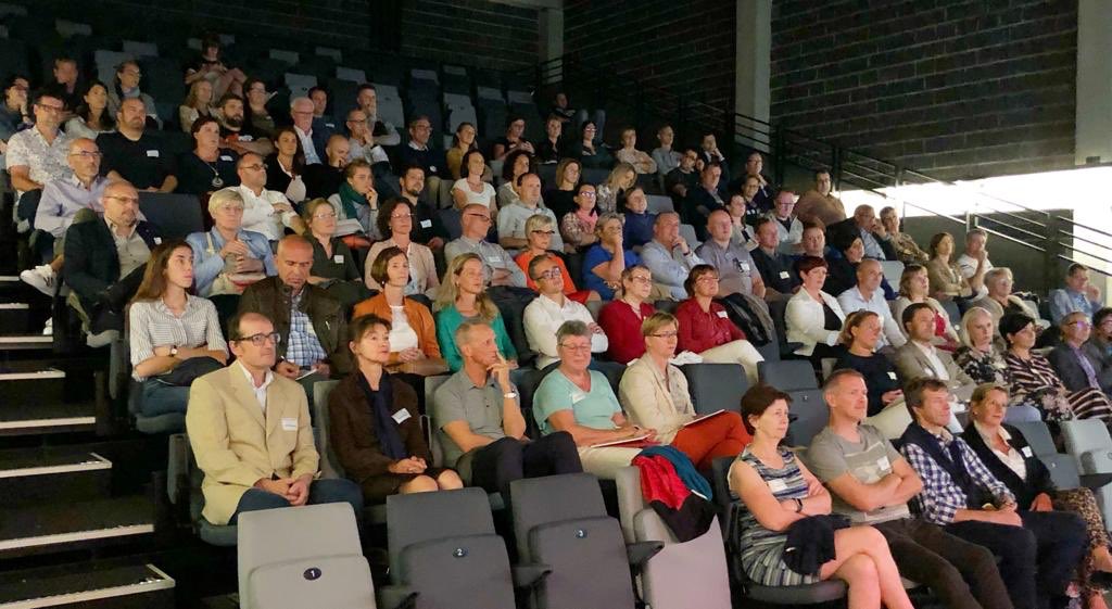 UNIZOVlaBraBru's tweet photo. Volle zaal voor Infosessie #Burnout voor beginners met @LiantisBe en @den_arnout in @GemeenteZemst #burnouting #UNIZO #Integraalvzw @FODSZ https://t.co/AbdhocAane