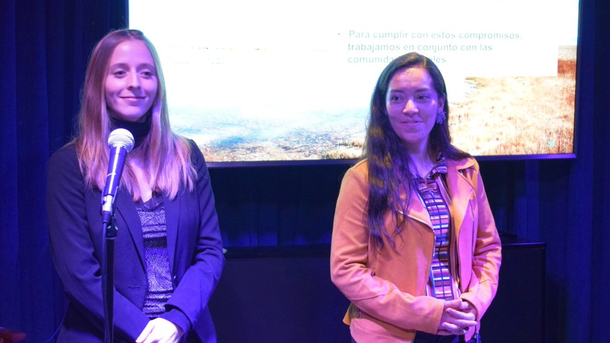 RIM_Chile's tweet photo. "Catalina Polanco, líder de Inteligencia de Tecnologías de Albemarle, y Belén Barriga, docente del ramo de Recursos No Metálicos de la Universidad de Santiago, expusieron sobre este tipo de recursos y abordaron la relevancia del litio en el último tiempo" ⛏ https://t.co/x1AZLVU8KR