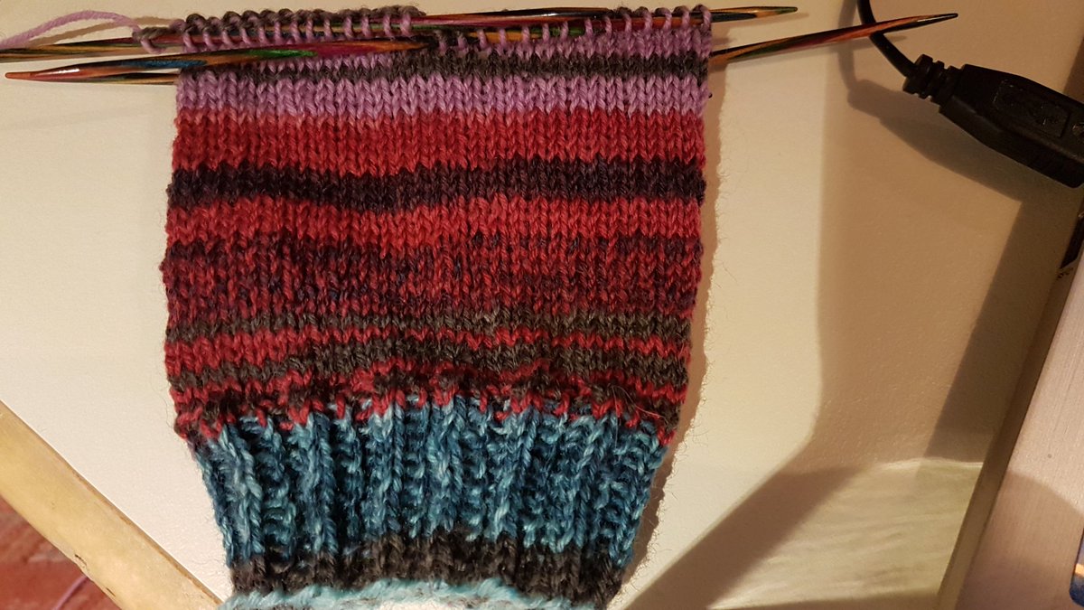 sticklingens's tweet photo. Lana Grossa Mellenweit.
Jag tycker om färgerna!
#stickning #sticktwitter #sockor #knitting https://t.co/oaBto2lZtj