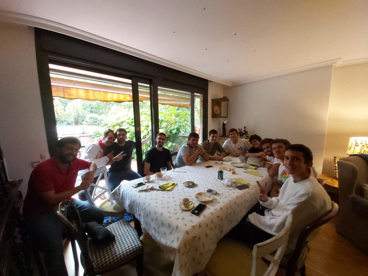 AlumniFomento's tweet photo. Tras el partido pudimos disfrutar de una magnífica comida en casa del capitán. Los nuevos fichajes ya se sienten como en casa y poco a poco fortalecemos el proyecto!
#SeguimosCreciendo https://t.co/4pdNBvhAnp