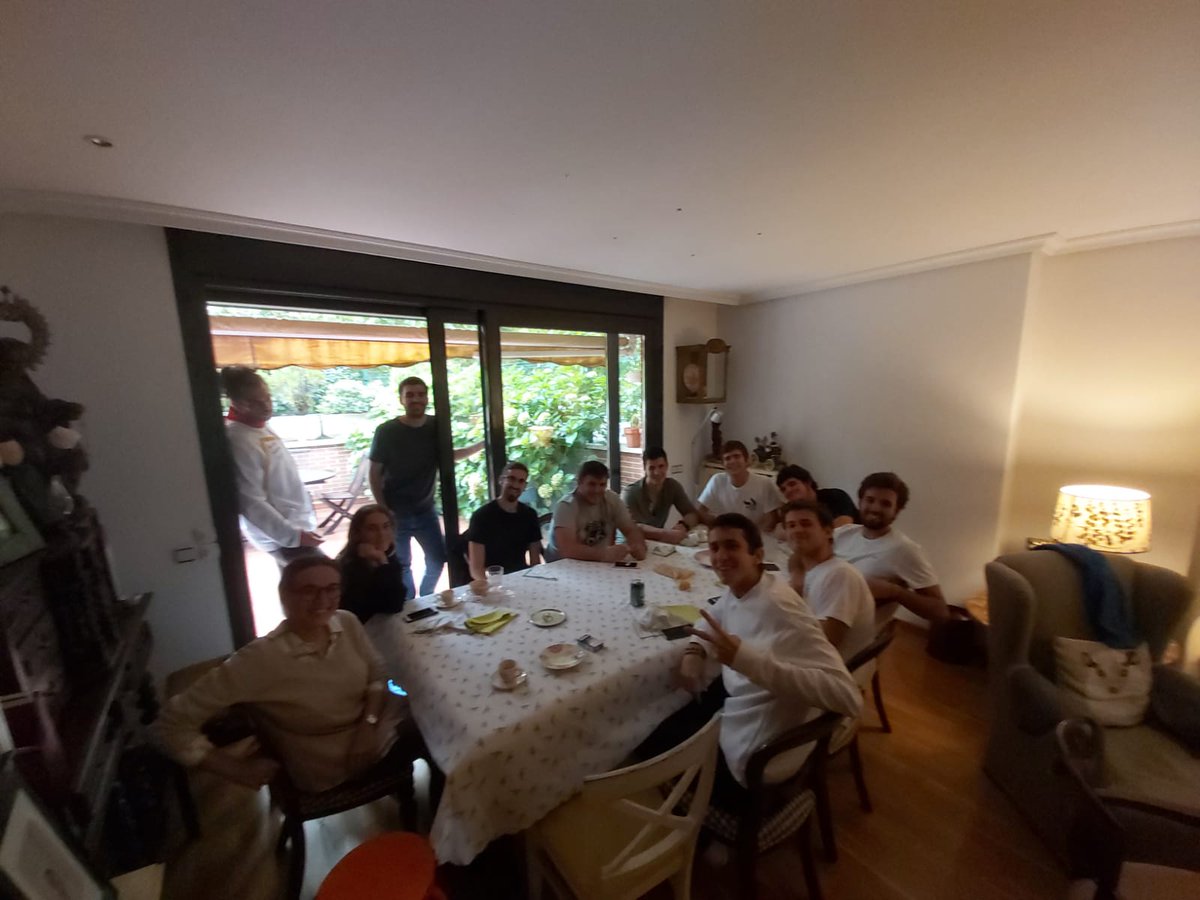 AlumniFomento's tweet photo. Tras el partido pudimos disfrutar de una magnífica comida en casa del capitán. Los nuevos fichajes ya se sienten como en casa y poco a poco fortalecemos el proyecto!
#SeguimosCreciendo https://t.co/4pdNBvhAnp