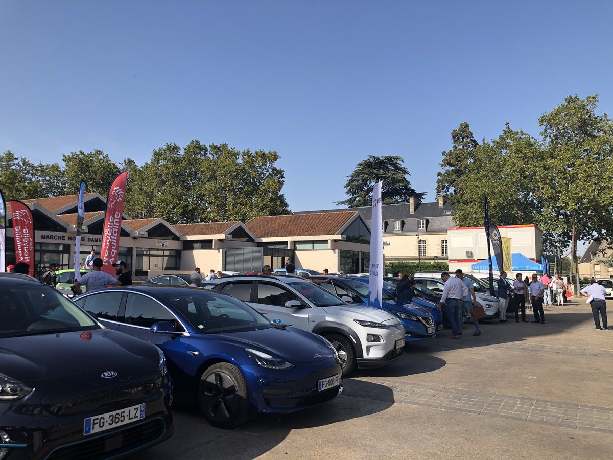 DefiElec's tweet image. Village départ du Nouvelle-Aquitaine électrique tour : 21 voitures et 3 motos et des essais concessionnaires.  @NvelleAquitaine @EDFofficiel @Grand_Poitiers