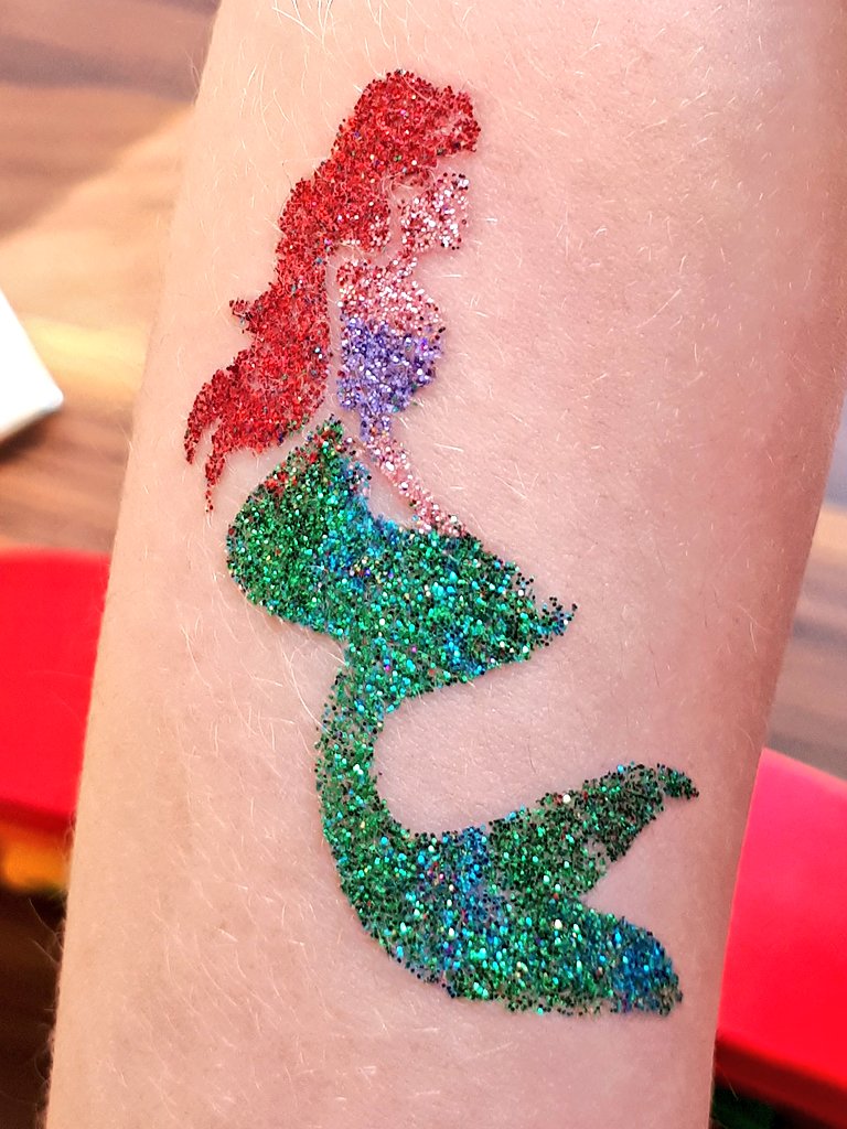 divedivajade's tweet photo. #Microglitter don't make you fitter,
It washes down drains to the #sea as #litter,
Minutes on your skin, forever in our seas,
Tiny #plastic particles, replace please!
*alternative bioglitters are available https://t.co/AUCzllWyhy