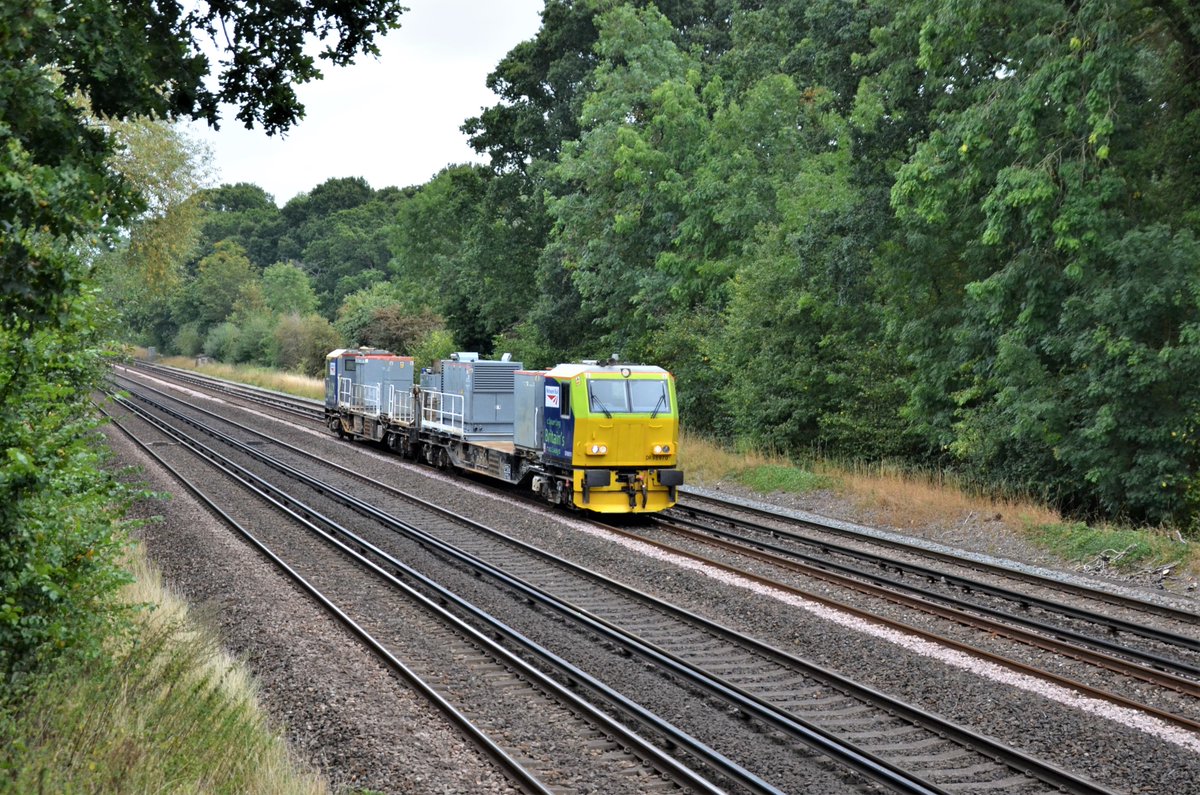 TheRealStavioni's tweet image. Further proof (not needed!) that I'll phot anything on rails, @networkrail #Windhoff MPVs DR98970/20 &amp;amp; DR98924/74 at Old Basing working Tonbridge to Kings Norton &amp;amp; Effingham Junction to Totton Yard. #MPV #Rail #Railway #Train #OnTrackPlant #TrackMachine