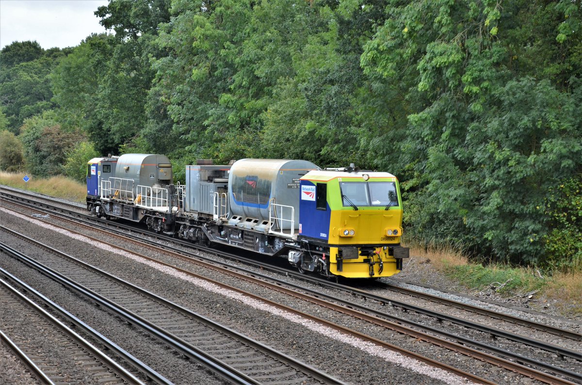 TheRealStavioni's tweet image. Further proof (not needed!) that I'll phot anything on rails, @networkrail #Windhoff MPVs DR98970/20 &amp;amp; DR98924/74 at Old Basing working Tonbridge to Kings Norton &amp;amp; Effingham Junction to Totton Yard. #MPV #Rail #Railway #Train #OnTrackPlant #TrackMachine