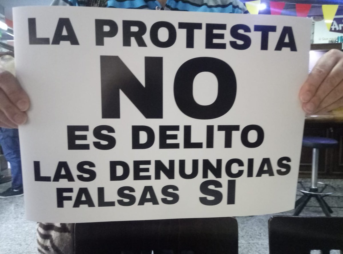 TodasomosRaquel's tweet photo. Última hora:

El fiscal retira toda las acusaciones contra los Once Solidarios y solidarias del Reconquista.

Que viva la lucha de la clase obrera!

Seguiremos informando https://t.co/poIvJv8aX3