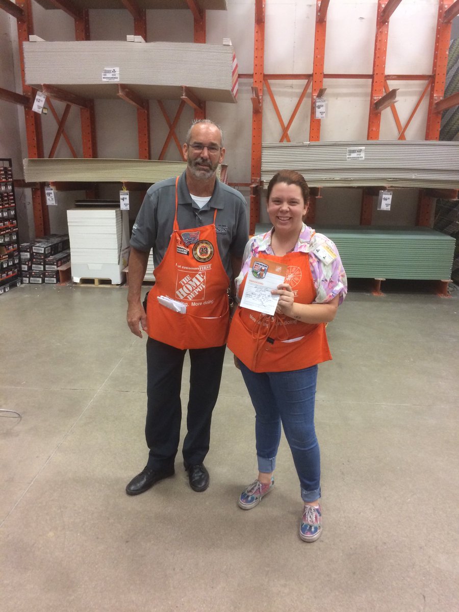 Hanna a 2 year associate and newly transferred to 0410 from 0486 in Tucson receiving some well deserved recognition. Hanna works at the service desk and is crossed trained in tool rental. Thank you so much for being part of our team at store # 0410