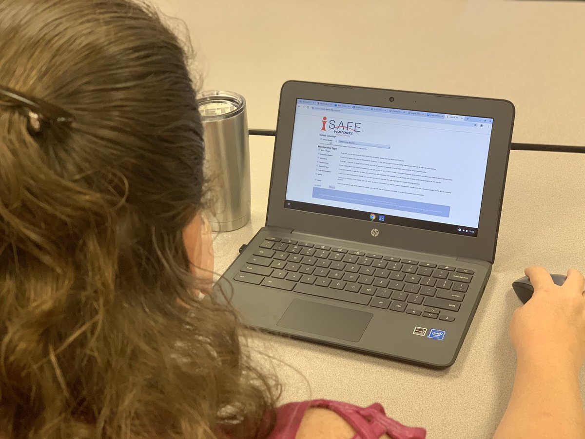 Devem's tweet photo. It's a beautiful day for coaching-focused learning with @BeaufortCoSchNC Instructional Techonlogy Leaders #ClassroomVR #AcclaimBadges @credly #iSafe @CommonSense and Social Media Safety. #bcsbragtag #pd2pl #embracingthedigitmindset https://t.co/uaPcqlN5M7