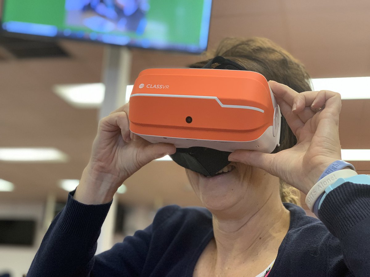 Devem's tweet photo. It's a beautiful day for coaching-focused learning with @BeaufortCoSchNC Instructional Techonlogy Leaders #ClassroomVR #AcclaimBadges @credly #iSafe @CommonSense and Social Media Safety. #bcsbragtag #pd2pl #embracingthedigitmindset https://t.co/uaPcqlN5M7