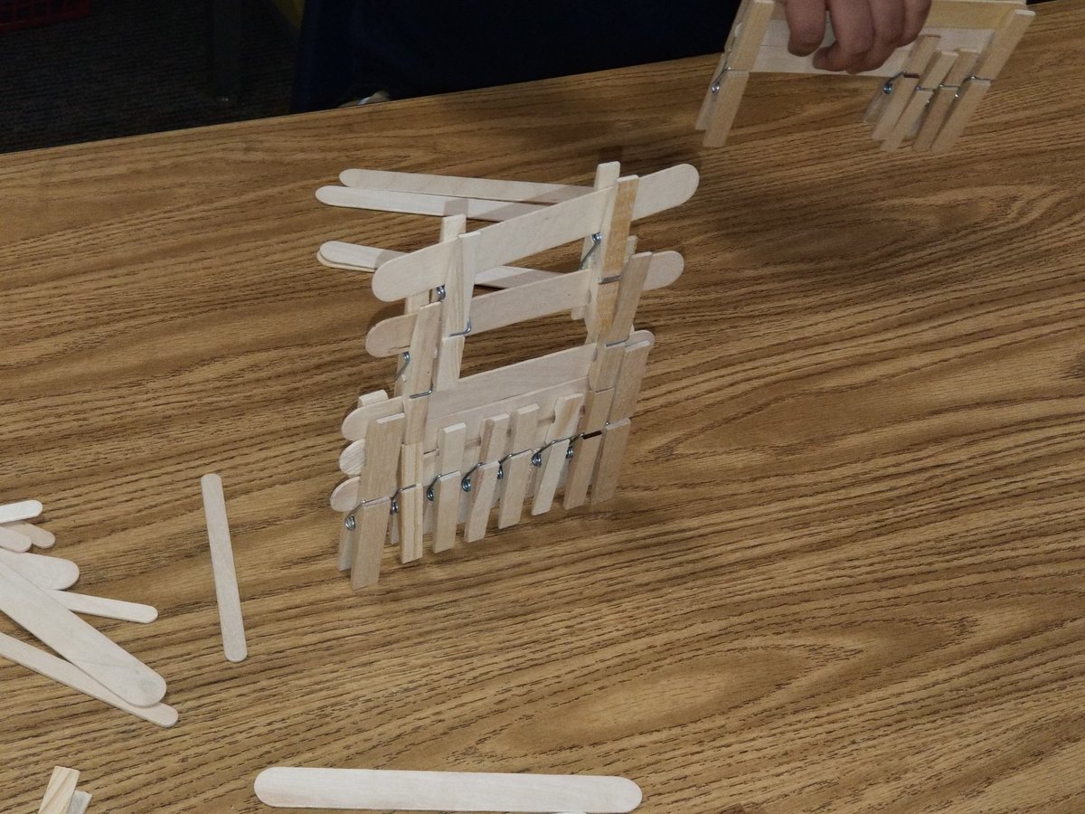 2ndKeene's tweet photo. Final moments and some interesting structures are being constructed. Love the thinking happening in here! #celebratestark #bestyearever #cfbmatterstome #futureengineersinthemaking https://t.co/7CPriEI7fw