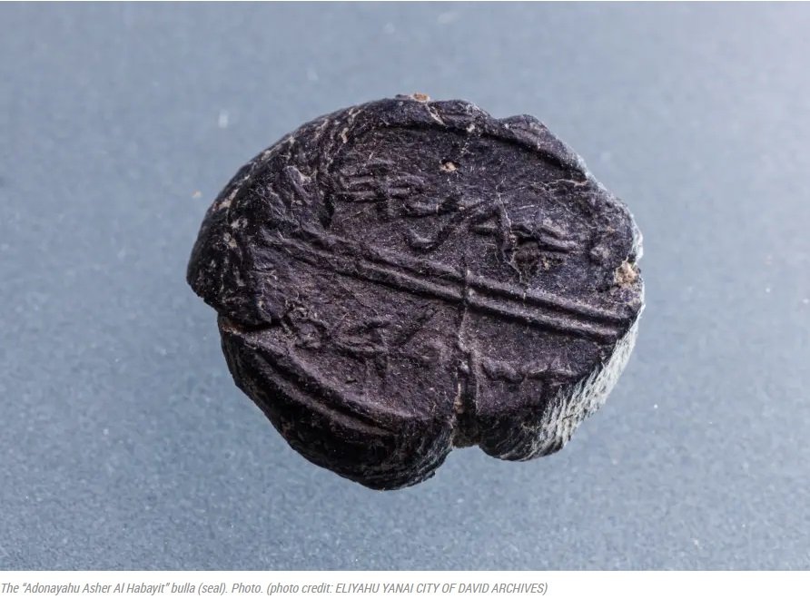 A 2,600-year-old seal bearing a #Hebrew name “Adoniyahu Asher Al HaBayit,” meaning “Adoniyahu by Appointment of the House,” was uncovered in dirt excavated in 2013 near the Western Wall, #Jerusalem. bit.ly/2k3CC8O

#archaeology #westernwall #israel #judea