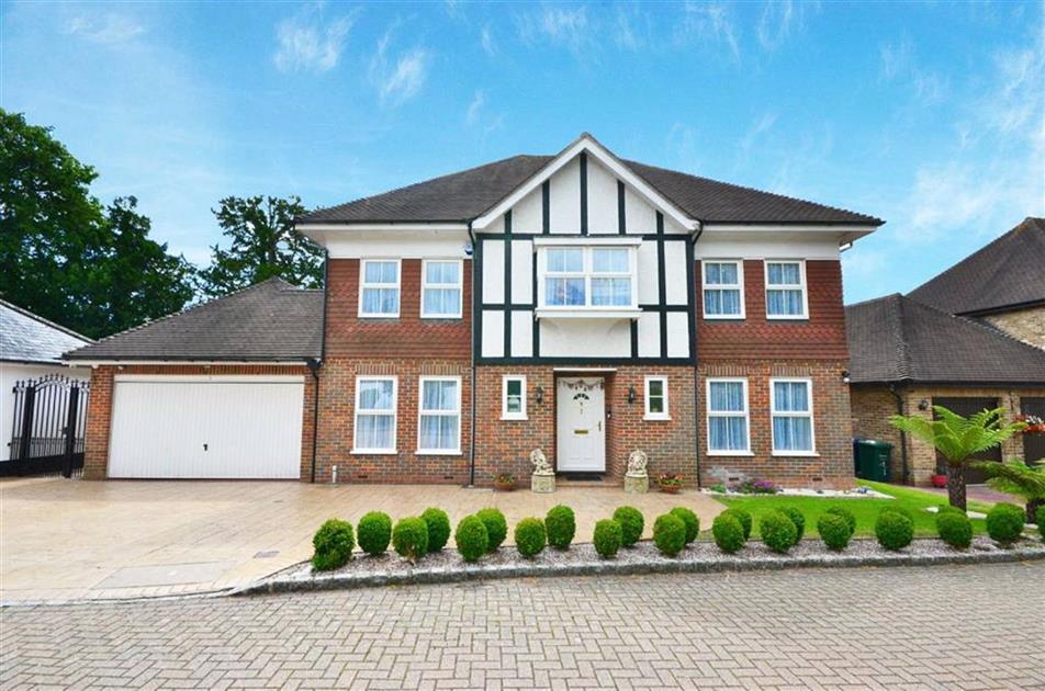 Statonsllp's tweet image. We're delighted to offer #forsale this well proportioned &amp;amp; beautifully presented #5bed detached #familyhome situated in a private residential location to #Cockfosters High Street with access to picturesque walks around #HadleyWood. Call 0208 440 9797  bit.ly/2LzkrTs