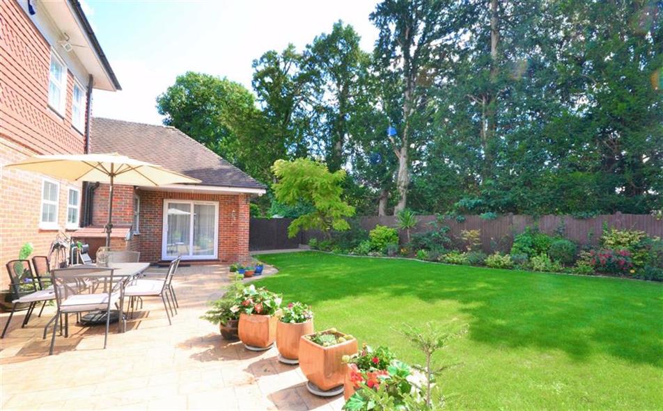 Statonsllp's tweet image. We're delighted to offer #forsale this well proportioned &amp;amp; beautifully presented #5bed detached #familyhome situated in a private residential location to #Cockfosters High Street with access to picturesque walks around #HadleyWood. Call 0208 440 9797  bit.ly/2LzkrTs