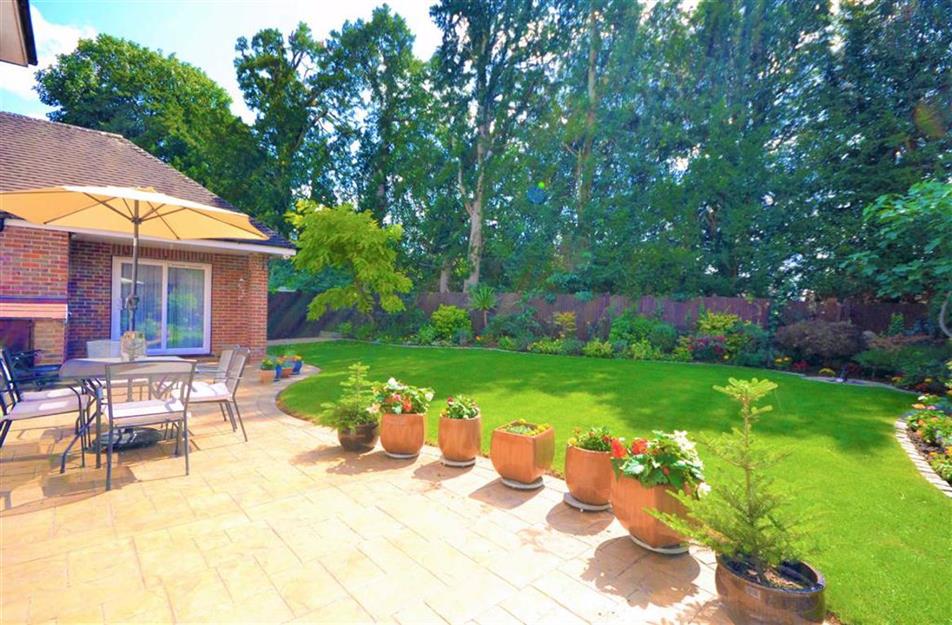 Statonsllp's tweet image. We're delighted to offer #forsale this well proportioned &amp;amp; beautifully presented #5bed detached #familyhome situated in a private residential location to #Cockfosters High Street with access to picturesque walks around #HadleyWood. Call 0208 440 9797  bit.ly/2LzkrTs