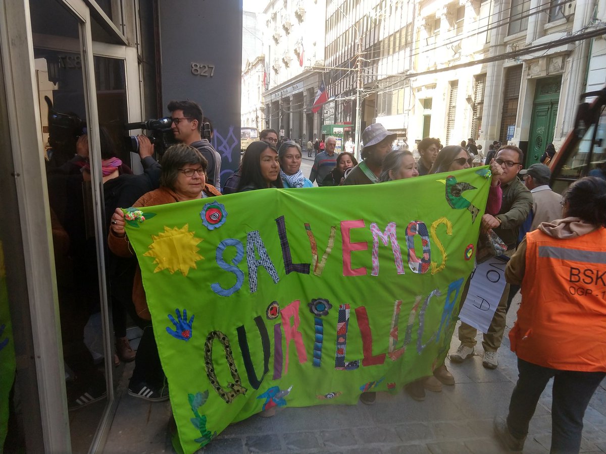 TaniaVCore's tweet image. La comunidad de #Puchuncavi está ahora presentando acciones legales para defender los acantilados de #Quirilluca, donde quieren instalar más de 14mil departamentos de veraneo.