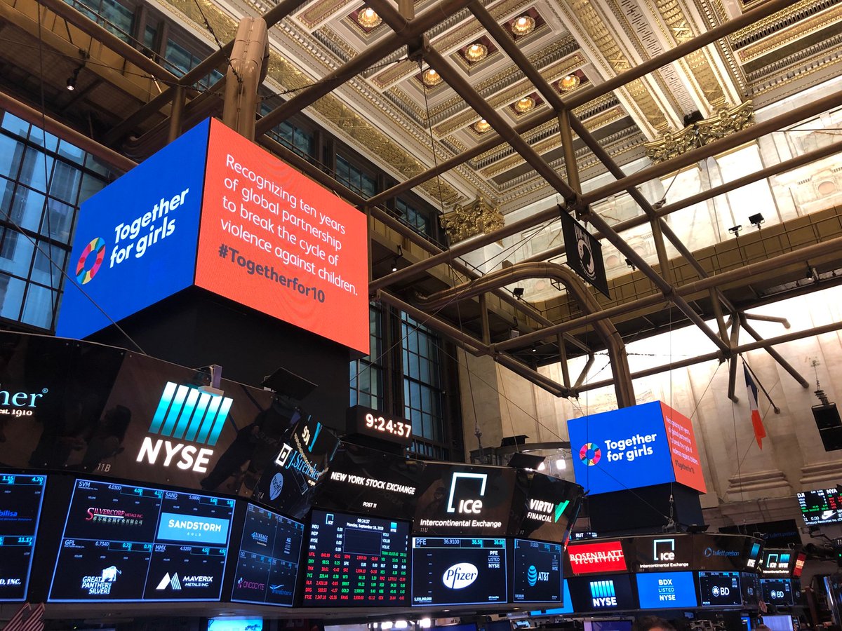 mtbailey484's tweet photo. Opening bell at the New York Stock Exchange this morning in honor of @together4girls 10th anniversary! So grateful to have a mentor like @ChrissyDHart who also happens to be a Colgate alum. The Colgate alumni connection is strong #colgate2005 #colgate2018 @colgateuniv https://t.co/pK88NfpaR1