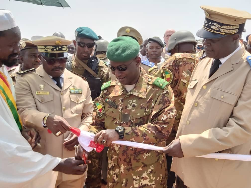 KassimTraor1's tweet photo. #Le ministre de la sécurité #Salif Traore a #inaugure un nouveau #campement militaire a #Konna, dans la région de Ce #campement militaire occupe par la garde national malienne entre dans le #
cadre du Plan de #sécurisation intègre des régions du Centre (#PSIRC). https://t.co/1qOxqYG8aR
