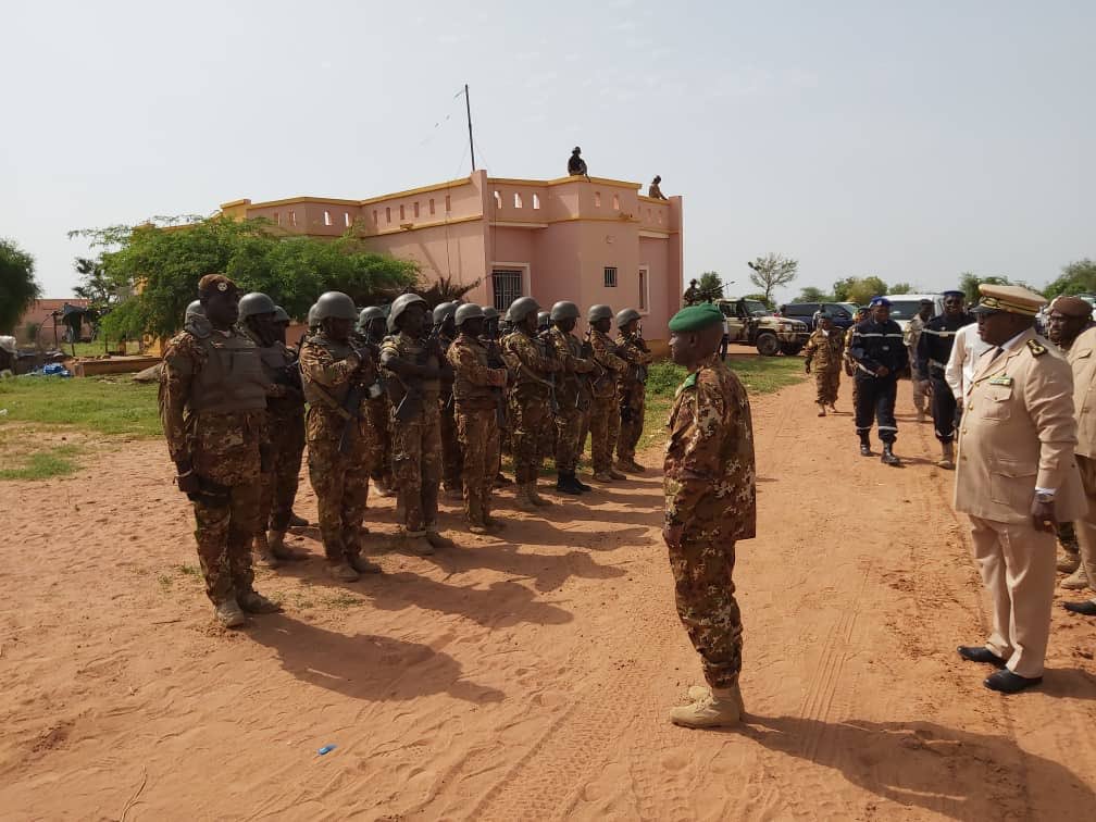 KassimTraor1's tweet photo. #Le ministre de la sécurité #Salif Traore a #inaugure un nouveau #campement militaire a #Konna, dans la région de Ce #campement militaire occupe par la garde national malienne entre dans le #
cadre du Plan de #sécurisation intègre des régions du Centre (#PSIRC). https://t.co/1qOxqYG8aR