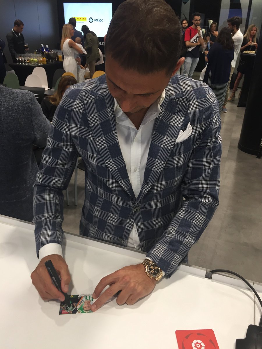 panini_espana's tweet image. ¡NUEVO SORTEO! 🍀 

⚽️ 5⃣0⃣ SOBRES + Álbum  
✍️ CROMO firmado por @joaquinarte 😍 

Para participar... 
🔁 RT a este tweet 
👉 Sigue a @paninicromos 

📅 Fecha límite: jueves 19 septiembre