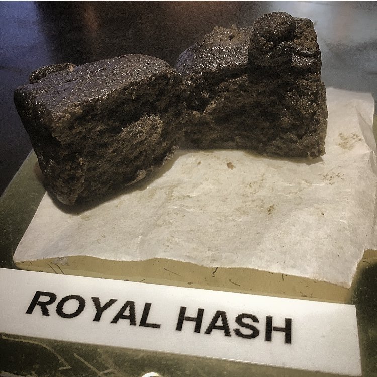 stonedweget's tweet photo. Royal Black hash 👽🍫 #hashlovers https://t.co/LqnhFHU1A8