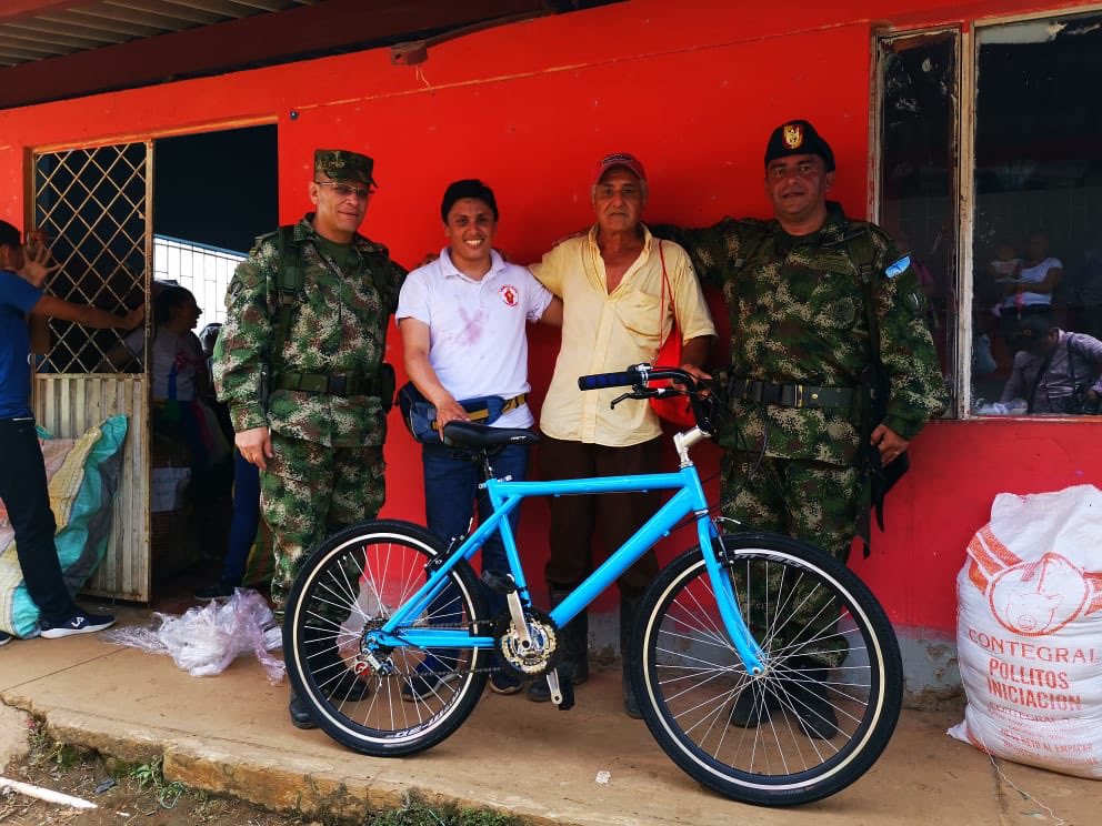 ftc_omega's tweet photo. #EnImágenes | Más de 700 personas del corregimiento de La Carpa de San José del Guaviare se beneficiaron de servicios en salud, medicamentos, recreación y muchos regalos en Jornada de Apoyo al Desarrollo liderada por #BATOT5 con apoyo de @FuerzaAereaCol y entidades del Guaviare https://t.co/B8pdBQRijy